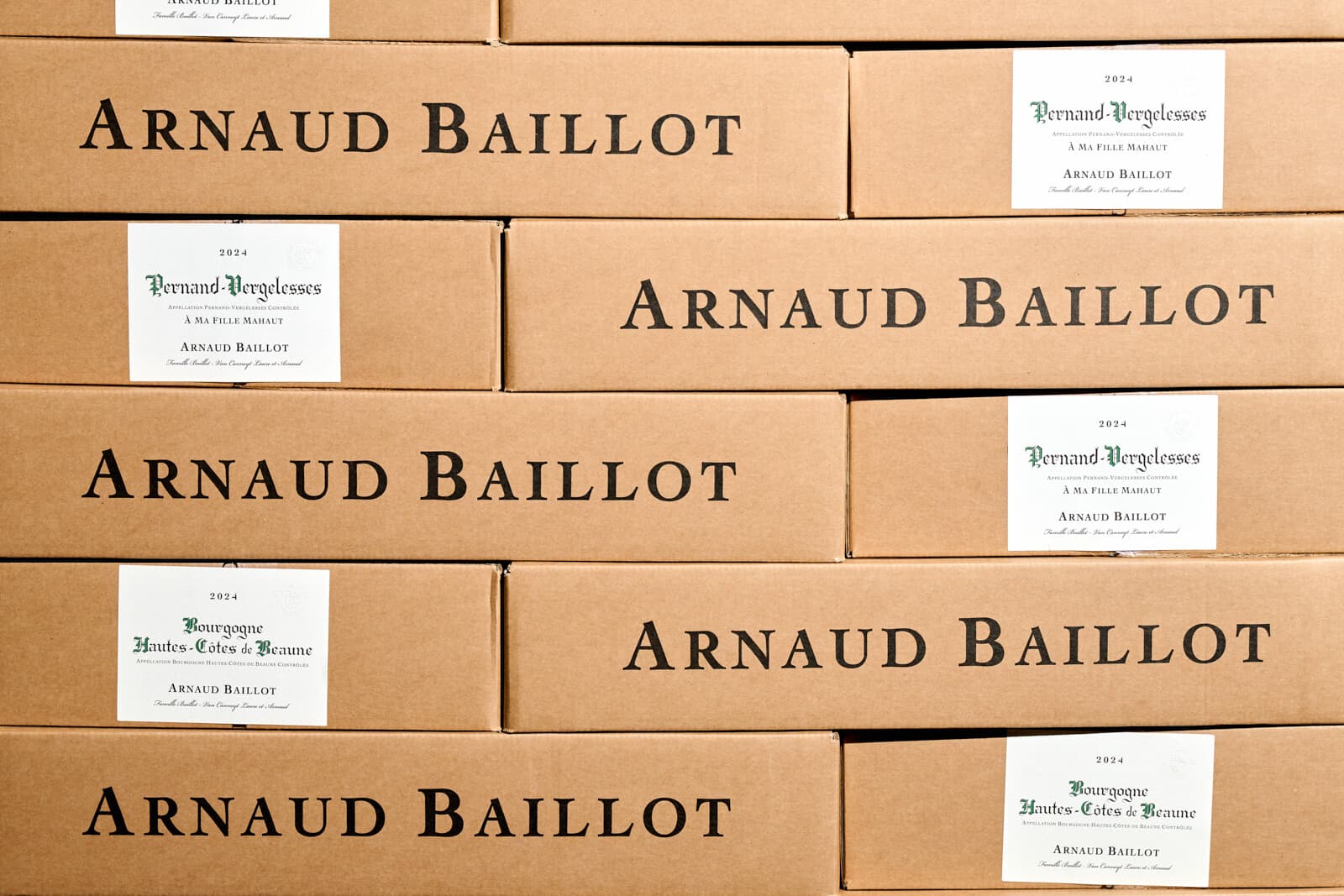 Stěna kartonů Arnaud Baillot s etiketami Pernand-Vergelesses a Bourgogne Hautes-Côtes de Beaune.