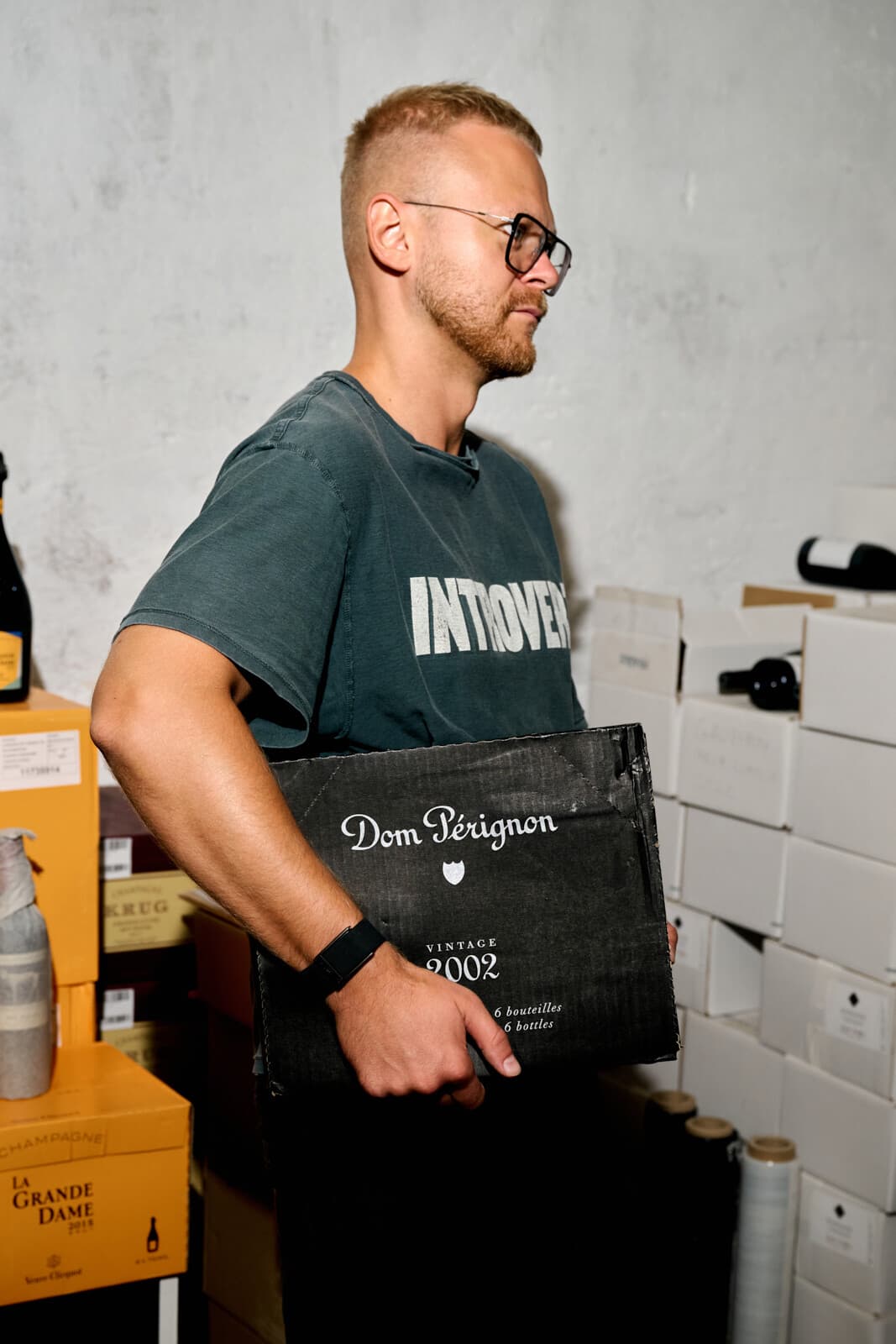 Jakub Šebela z profilu drží karton Dom Pérignon Vintage 2002.